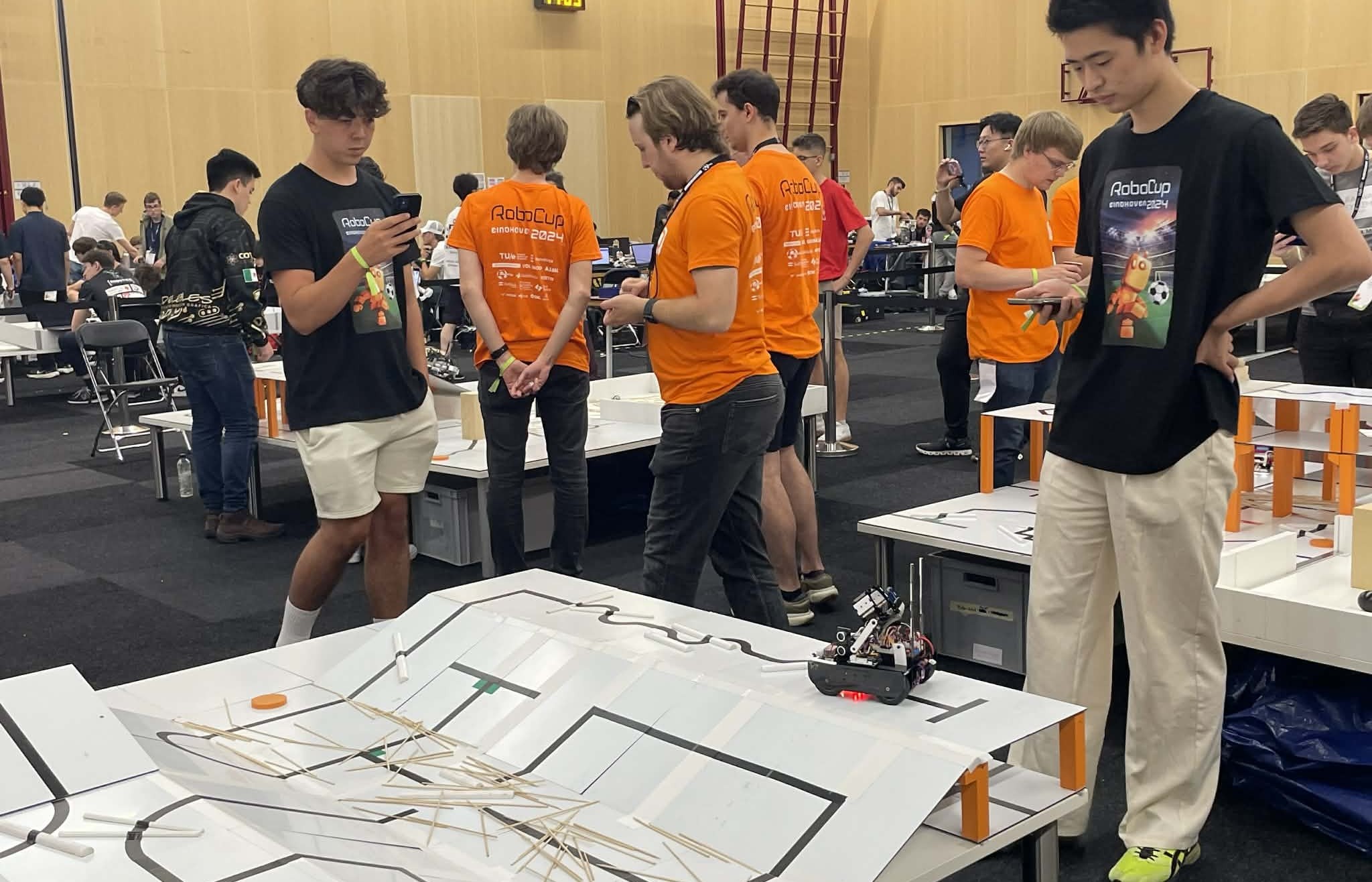 RoboCupJuniorの競技会場で活動するTeam FATENのメンバー