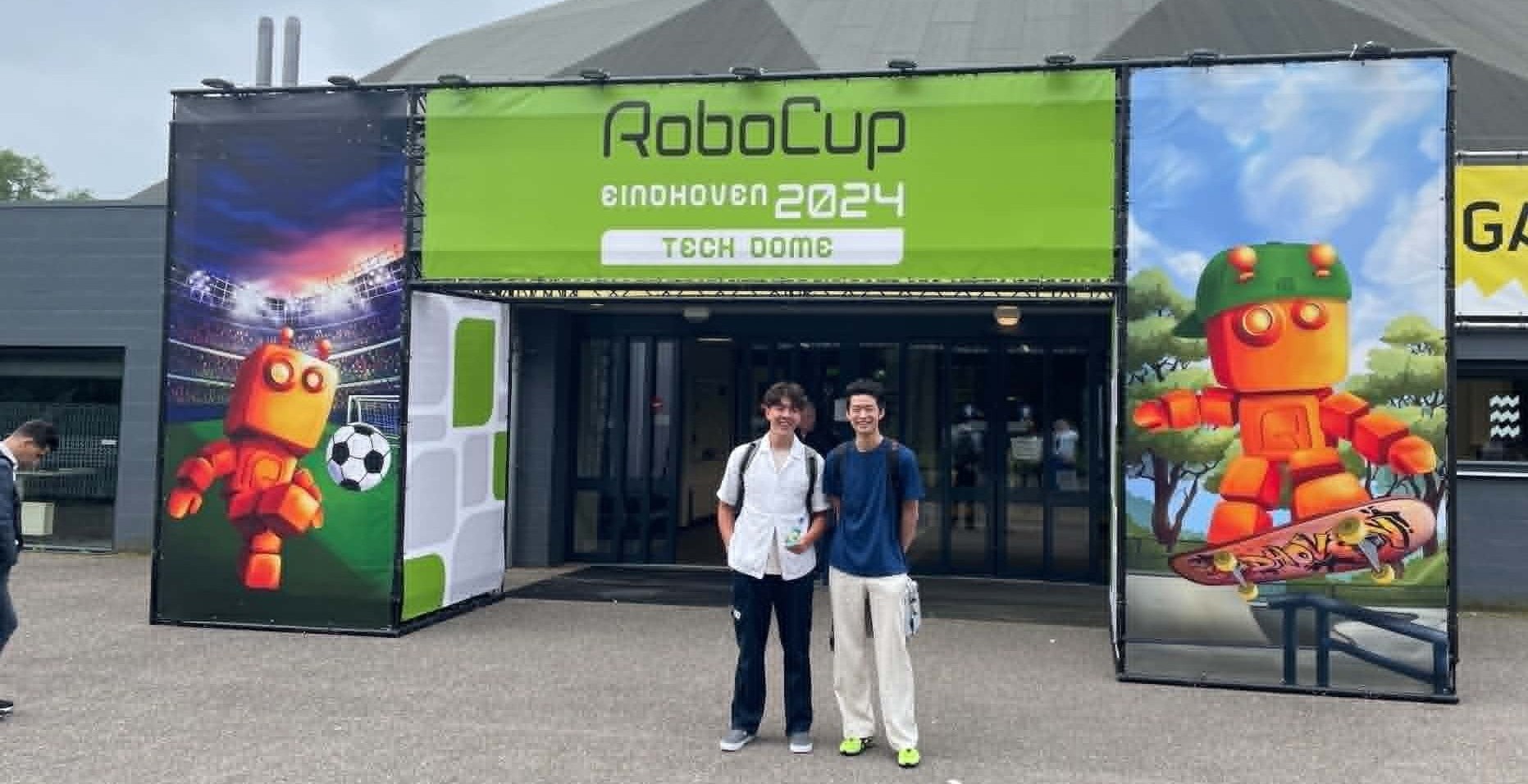 RoboCupJuniorの競技会場で活動するTeam FATENのメンバー
