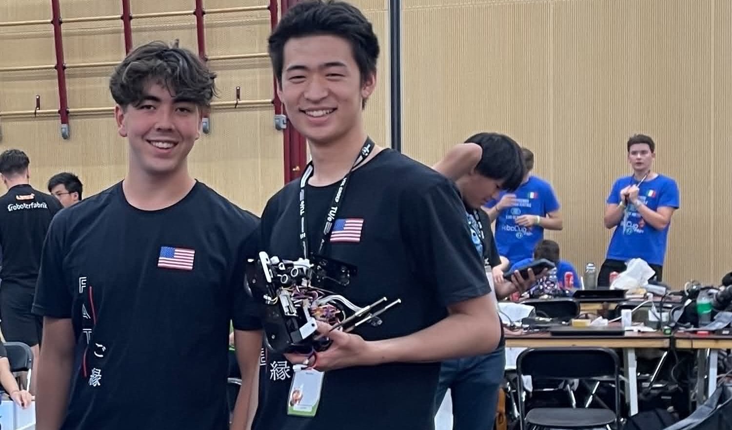 RoboCupJuniorの競技会場で活動するTeam FATENのメンバー
